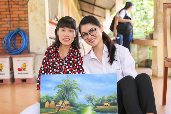Á hậu Thùy Dung mang tranh của người khuyết tật đến Hoa hậu quốc tế 2017 - Ảnh 2. Á hậu Thùy Dung mang tranh của người khuyết tật đến Hoa hậu quốc tế 2017 - Ảnh 2.