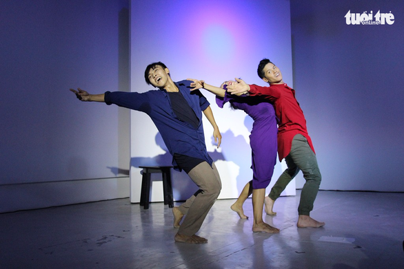 John Huy Trần và các học trò lần đầu cùng múa Between Us - Ảnh 4. John Huy Trần và các học trò lần đầu cùng múa Between Us - Ảnh 4.