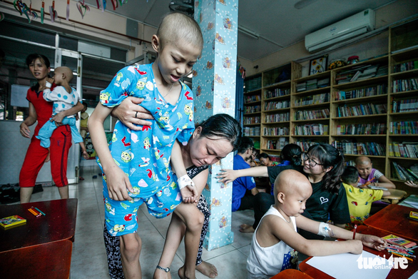 Bệnh nhi ung thư vẽ tranh tham gia Ngày hội Hoa hướng dương - Ảnh 2. Bệnh nhi ung thư vẽ tranh tham gia Ngày hội Hoa hướng dương - Ảnh 2.