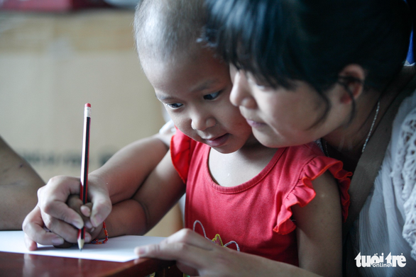 Bệnh nhi ung thư vẽ tranh tham gia Ngày hội Hoa hướng dương - Ảnh 10. Bệnh nhi ung thư vẽ tranh tham gia Ngày hội Hoa hướng dương - Ảnh 10.