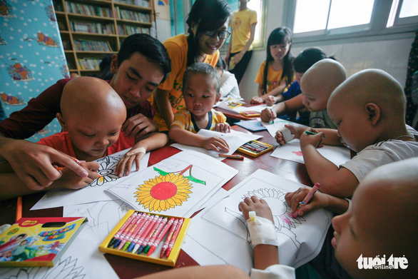 Bệnh nhi ung thư vẽ tranh tham gia Ngày hội Hoa hướng dương - Ảnh 14. Bệnh nhi ung thư vẽ tranh tham gia Ngày hội Hoa hướng dương - Ảnh 14.