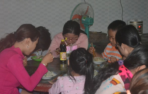 Dòng người tay xách nách mang về nhà với nụ cười tươi rói - Ảnh 11. Dòng người tay xách nách mang về nhà với nụ cười tươi rói - Ảnh 11.
