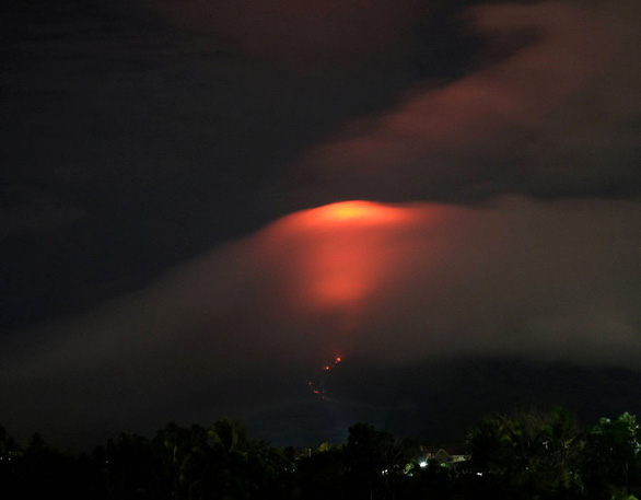 Philippines ban bố tình trạng thiên tai khi Mayon phun nham thạch đỏ rực - Ảnh 2.