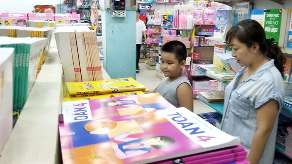 Nhiều câu hỏi về sách giáo khoa chưa được nhà xuất bản trả lời - Ảnh 1. Nhiều câu hỏi về sách giáo khoa chưa được nhà xuất bản trả lời - Ảnh 1.