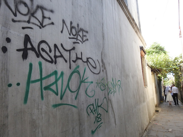 Tường vàng xưa Hội An đang bị graffiti băm nát - Ảnh 6.