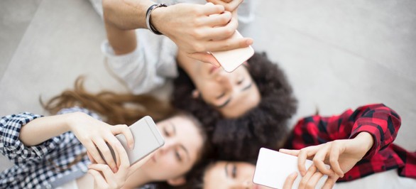 Trẻ dưới 13 tuổi không nên cho dùng smartphone - Ảnh 1. Trẻ dưới 13 tuổi không nên cho dùng smartphone - Ảnh 1.