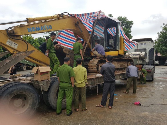 Bắt gần 200 bánh ma túy giấu trong máy xúc - Ảnh 1. Bắt gần 200 bánh ma túy giấu trong máy xúc - Ảnh 1.
