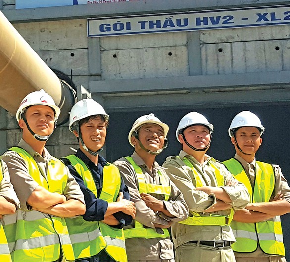 Theo chân thợ đào hầm xuyên núi - Ảnh 3. Theo chân thợ đào hầm xuyên núi - Ảnh 3.