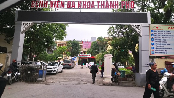 Hai nhóm bắn, chém nhau, 5 người nhập viện - Ảnh 1. Hai nhóm bắn, chém nhau, 5 người nhập viện - Ảnh 1.