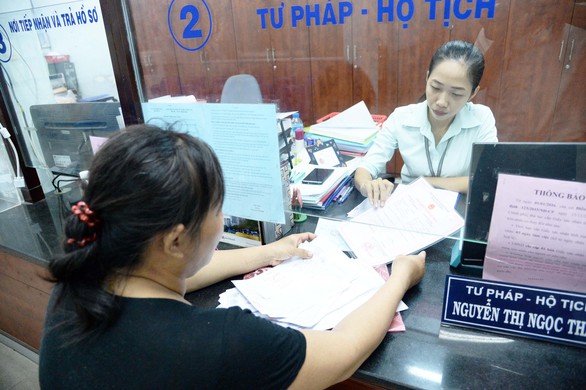 Cần sớm bỏ sổ hộ khẩu - Ảnh 1. Cần sớm bỏ sổ hộ khẩu - Ảnh 1.