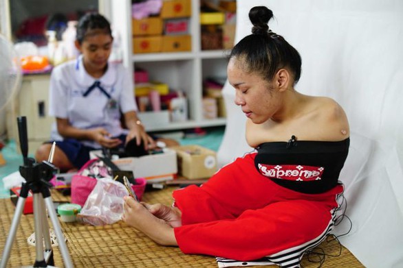 Cô gái không tay trở thành vlogger làm đẹp nổi tiếng - Ảnh 3. Cô gái không tay trở thành vlogger làm đẹp nổi tiếng - Ảnh 3.