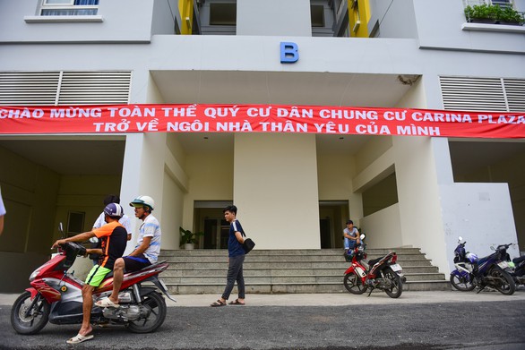 Cư dân chung cư Carina trở về nhà sau vụ cháy thảm khốc - Ảnh 1. Cư dân chung cư Carina trở về nhà sau vụ cháy thảm khốc - Ảnh 1.