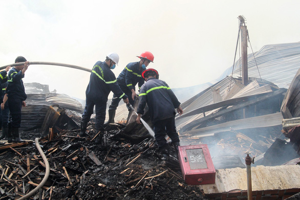 Cháy kéo dài hơn 10 giờ tại khu công nghiệp Phú Tài, Bình Định - Ảnh 1.