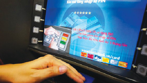 VietinBank bắt quả tang người Trung Quốc rút trộm tiền ATM - Ảnh 1. VietinBank bắt quả tang người Trung Quốc rút trộm tiền ATM - Ảnh 1.