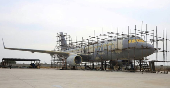 Nông dân trồng tỏi làm được máy bay Airbus như thật - Ảnh 1. Nông dân trồng tỏi làm được máy bay Airbus như thật - Ảnh 1.