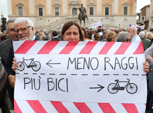Dân Roma biểu tình vì thành phố quá nhiều ổ gà - Ảnh 2. Dân Roma biểu tình vì thành phố quá nhiều ổ gà - Ảnh 2.