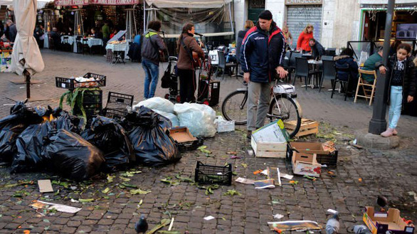 Dân Roma biểu tình vì thành phố quá nhiều ổ gà - Ảnh 3. Dân Roma biểu tình vì thành phố quá nhiều ổ gà - Ảnh 3.
