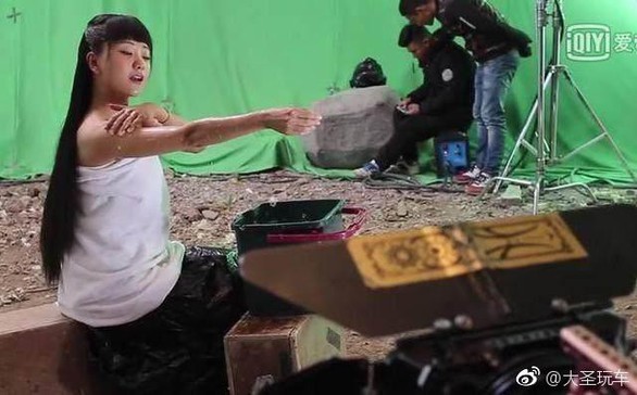 Hé lộ đằng sau những màn tắm trên phim ảnh - Ảnh 2. Hé lộ đằng sau những màn tắm trên phim ảnh - Ảnh 2.