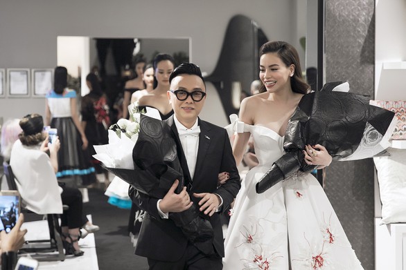 Hồ Ngọc Hà tái xuất sàn diễn cùng nhà thiết kế Nguyễn Công Trí - Ảnh 1. Hồ Ngọc Hà tái xuất sàn diễn cùng nhà thiết kế Nguyễn Công Trí - Ảnh 1.