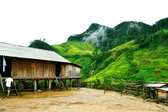 Tà Vờng - bức tranh quyến rũ giữa núi rừng - Ảnh 2. Tà Vờng - bức tranh quyến rũ giữa núi rừng - Ảnh 2.