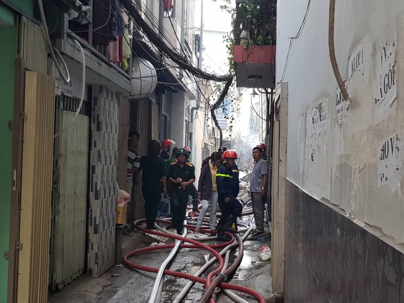 Cháy quán bar ở Sài Gòn, hàng trăm người may mắn thoát nạn trong đêm - Ảnh 5. Cháy quán bar ở Sài Gòn, hàng trăm người may mắn thoát nạn trong đêm - Ảnh 5.