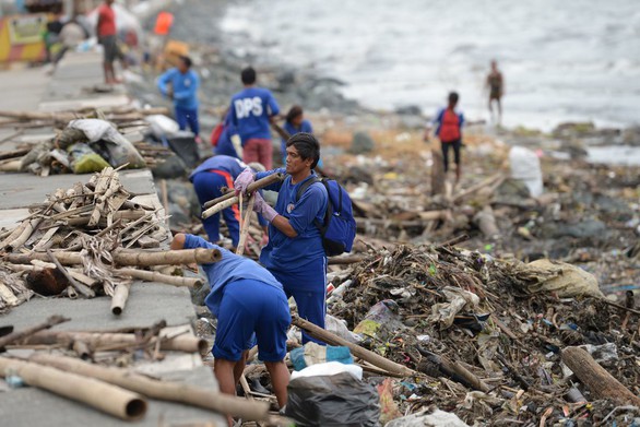 Ít nhất 30 người Philippines bị vùi lấp do bão Yutu - Ảnh 3. Ít nhất 30 người Philippines bị vùi lấp do bão Yutu - Ảnh 3.