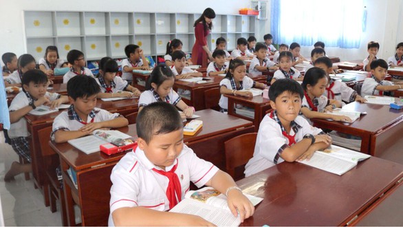 Giáo viên hợp đồng tại Cà Mau trở lại lớp, tiếp tục cống hiến - Ảnh 1. Giáo viên hợp đồng tại Cà Mau trở lại lớp, tiếp tục cống hiến - Ảnh 1.