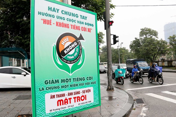 Bấm còi xe đúng nơi, đúng lúc - Ảnh 1. Bấm còi xe đúng nơi, đúng lúc - Ảnh 1.