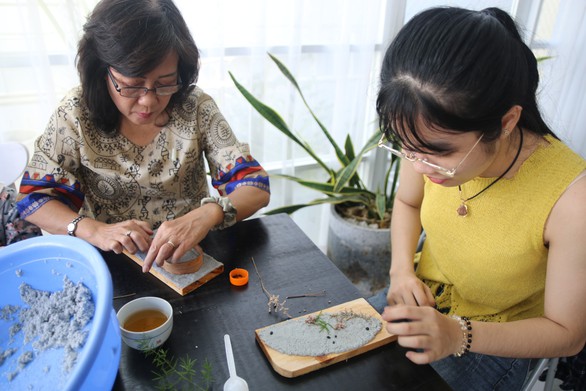 Tuyệt chiêu biến giấy báo cũ thành thiệp nảy mầm - Ảnh 2. Tuyệt chiêu biến giấy báo cũ thành thiệp nảy mầm - Ảnh 2.