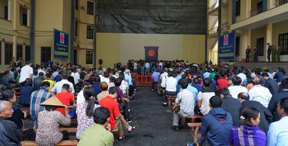 Người dân xếp hàng xin dự tòa xử cựu trung tướng bảo kê đánh bạc - Ảnh 6. Người dân xếp hàng xin dự tòa xử cựu trung tướng bảo kê đánh bạc - Ảnh 6.