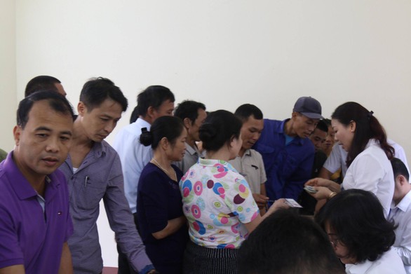 Người dân xếp hàng xin dự tòa xử cựu trung tướng bảo kê đánh bạc - Ảnh 1. Người dân xếp hàng xin dự tòa xử cựu trung tướng bảo kê đánh bạc - Ảnh 1.
