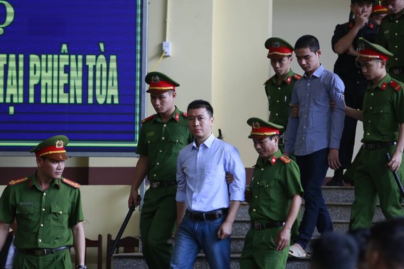 Người dân xếp hàng xin dự tòa xử cựu trung tướng bảo kê đánh bạc - Ảnh 10. Người dân xếp hàng xin dự tòa xử cựu trung tướng bảo kê đánh bạc - Ảnh 10.