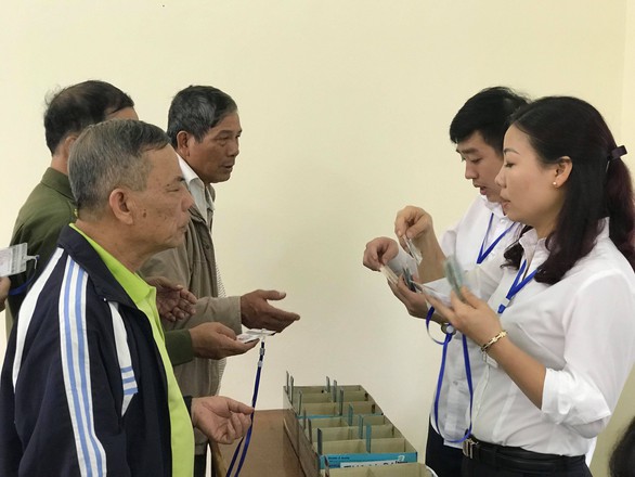 Người dân xếp hàng xin dự tòa xử cựu trung tướng bảo kê đánh bạc - Ảnh 5. Người dân xếp hàng xin dự tòa xử cựu trung tướng bảo kê đánh bạc - Ảnh 5.
