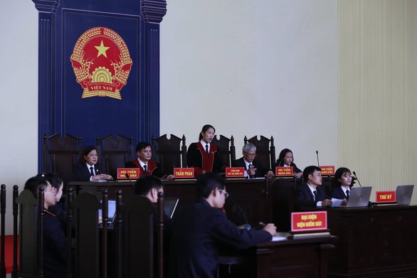 Người dân xếp hàng xin dự tòa xử cựu trung tướng bảo kê đánh bạc - Ảnh 7. Người dân xếp hàng xin dự tòa xử cựu trung tướng bảo kê đánh bạc - Ảnh 7.
