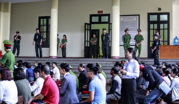 Người dân xếp hàng xin dự tòa xử cựu trung tướng bảo kê đánh bạc - Ảnh 3. Người dân xếp hàng xin dự tòa xử cựu trung tướng bảo kê đánh bạc - Ảnh 3.