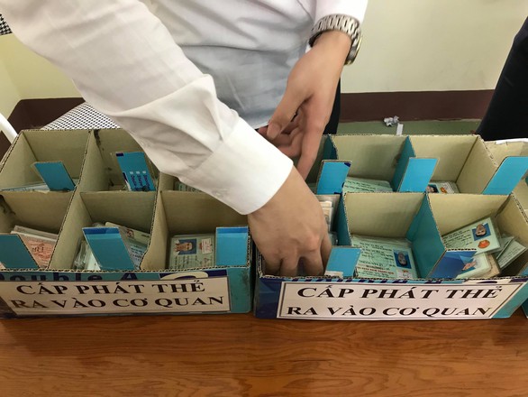 Người dân xếp hàng xin dự tòa xử cựu trung tướng bảo kê đánh bạc - Ảnh 4. Người dân xếp hàng xin dự tòa xử cựu trung tướng bảo kê đánh bạc - Ảnh 4.