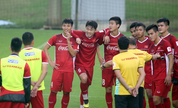Tuyển thủ VN muốn ban huấn luyện thu điện thoại để... khỏi bị xin vé - Ảnh 1. Tuyển thủ VN muốn ban huấn luyện thu điện thoại để... khỏi bị xin vé - Ảnh 1.