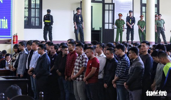 Người dân xếp hàng xin dự tòa xử cựu trung tướng bảo kê đánh bạc - Ảnh 8. Người dân xếp hàng xin dự tòa xử cựu trung tướng bảo kê đánh bạc - Ảnh 8.