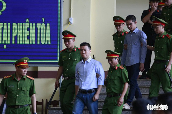 Diễn biến chính ngày đầu tiên xét xử hai cựu tướng công an - Ảnh 2. Diễn biến chính ngày đầu tiên xét xử hai cựu tướng công an - Ảnh 2.