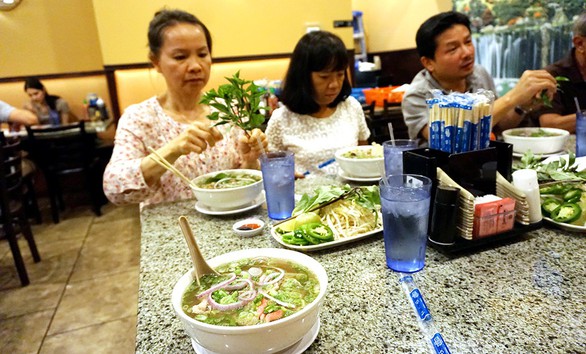 Phố phở hàng rong đong đầy hương sắc Việt - Ảnh 1. Phố phở hàng rong đong đầy hương sắc Việt - Ảnh 1.