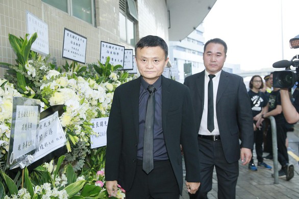 Tỉ phú Jack Ma và các nghệ sĩ đến dự tang lễ nhà văn Kim Dung - Ảnh 3. Tỉ phú Jack Ma và các nghệ sĩ đến dự tang lễ nhà văn Kim Dung - Ảnh 3.