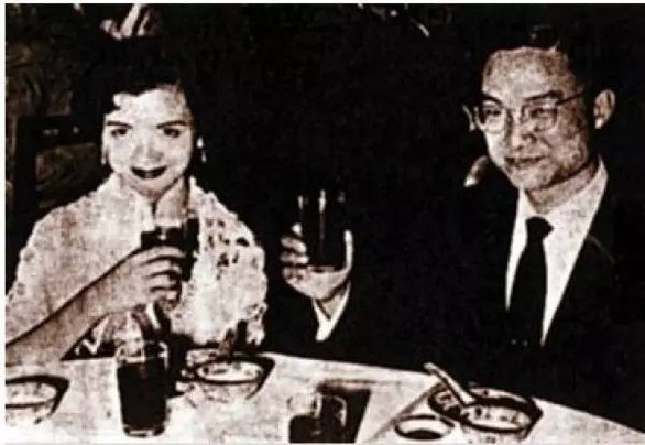 Đại hiệp đào hoa Kim Dung và những bóng hồng trong cuộc đời - Ảnh 3. Đại hiệp đào hoa Kim Dung và những bóng hồng trong cuộc đời - Ảnh 3.