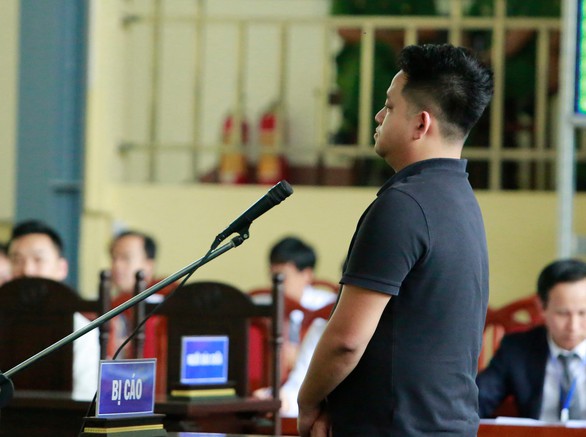 Cựu thiếu tướng Nguyễn Thanh Hóa cũng rời tòa vì tăng huyết áp - Ảnh 2. Cựu thiếu tướng Nguyễn Thanh Hóa cũng rời tòa vì tăng huyết áp - Ảnh 2.