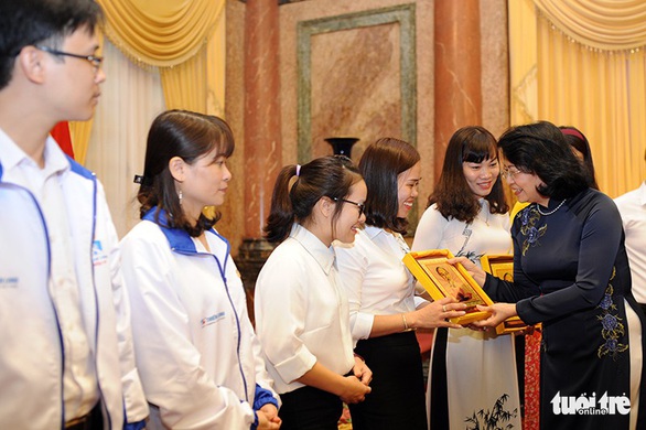 Phó chủ tịch nước tôn vinh giáo viên dạy trẻ khuyết tật - Ảnh 2. Phó chủ tịch nước tôn vinh giáo viên dạy trẻ khuyết tật - Ảnh 2.