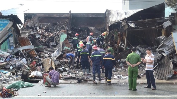 Lật đống đổ nát tìm nam thanh niên tử vong do cháy kiốt - Ảnh 2. Lật đống đổ nát tìm nam thanh niên tử vong do cháy kiốt - Ảnh 2.