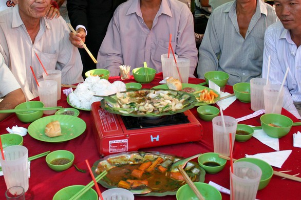 Có đồng nghiệp nam ép nữ uống bia rượu như trò chơi tàn nhẫn - Ảnh 1. Có đồng nghiệp nam ép nữ uống bia rượu như trò chơi tàn nhẫn - Ảnh 1.