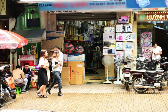 Thị trường hàng điện máy: Chạy đua giành khách dịp cuối năm - Ảnh 1. Thị trường hàng điện máy: Chạy đua giành khách dịp cuối năm - Ảnh 1.