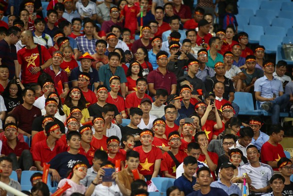 Bóng chưa lăn, CĐV VN đã đốt pháo rực sáng - Ảnh 2. Bóng chưa lăn, CĐV VN đã đốt pháo rực sáng - Ảnh 2.