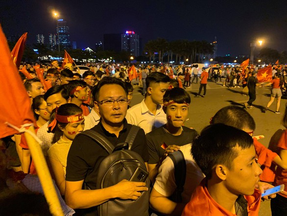Bóng chưa lăn, CĐV VN đã đốt pháo rực sáng - Ảnh 3. Bóng chưa lăn, CĐV VN đã đốt pháo rực sáng - Ảnh 3.