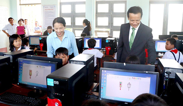 Chubb Life Việt Nam trao tặng thiết bị dạy và học tại 06 tỉnh miền Trung - Ảnh 7. Chubb Life Việt Nam trao tặng thiết bị dạy và học tại 06 tỉnh miền Trung - Ảnh 7.